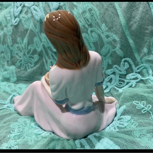 Porcelana de Cuernavaca Porcelain Girl Figurine with a Basket of Flowers - Picture 6 of 11